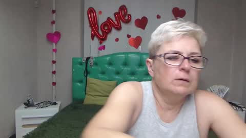 Snapshot of emiliagree chatting on September 22, 5:04 pm EmiliaGree online show from September 22, 5:04 pm