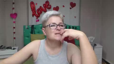 Snapshot of emiliagree chatting on October 18, 6:26 am EmiliaGree online show from October 18, 6:26 am