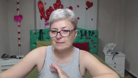 Snapshot of emiliagree chatting on October 19, 5:08 am EmiliaGree online show from October 19, 5:08 am