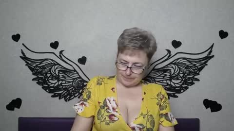 Snapshot of emiliagree chatting on April 15, 5:42 pm EmiliaGree online show from April 15, 5:42 pm