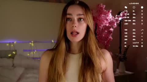 Snapshot of emiliaheather chatting on April 18, 1:15 pm Tessa online show from April 18, 1:15 pm