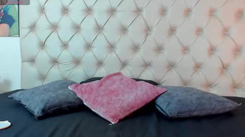 Snapshot of emilieandblake chatting on May 26, 9:27 am emilieandblake online show from May 26, 9:27 am