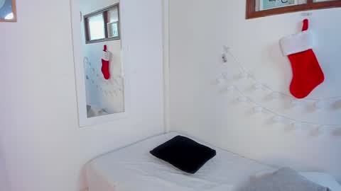 Snapshot of emillygonzalez chatting on December 6, 4:36 am . . online show from December 6, 4:36 am