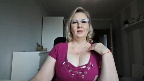 Snapshot of emillykiss chatting on March 10, 7:35 am EmillyLove online show from March 10, 7:35 am