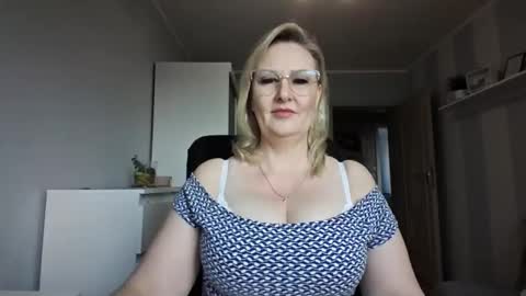 Snapshot of emillykiss chatting on March 11, 7:25 am EmillyLove online show from March 11, 7:25 am
