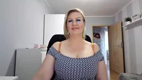 Snapshot of emillykiss chatting on March 28, 12:05 pm EmillyLove online show from March 28, 12:05 pm