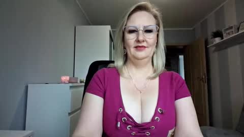 Snapshot of emillykiss chatting on March 31, 7:09 am EmillyLove online show from March 31, 7:09 am