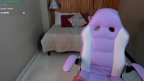 Snapshot of emily_beltonn chatting on December 29, 1:24 am              online show from December 29, 1:24 am