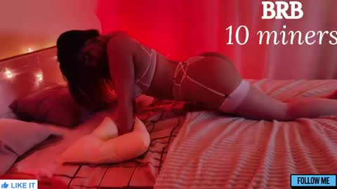 Snapshot of emily_gin chatting on May 19, 1:11 am EMILY online show from May 19, 1:11 am