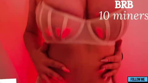 Snapshot of emily_gin chatting on May 25, 1:22 am EMILY online show from May 25, 1:22 am
