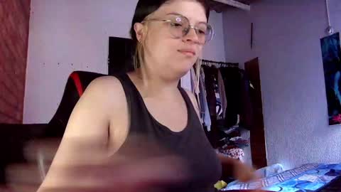 Snapshot of emily_katz chatting on January 21, 1:54 pm Julieta online show from January 21, 1:54 pm