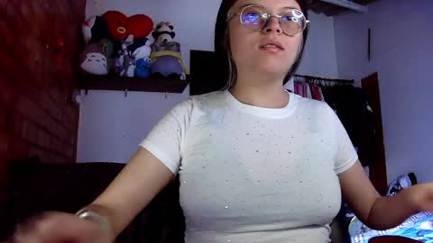 Snapshot of emily_katz chatting on January 26, 3:47 pm Julieta online show from January 26, 3:47 pm