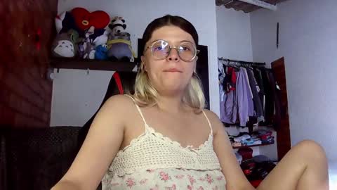 Snapshot of emily_katz chatting on January 30, 4:13 pm Julieta online show from January 30, 4:13 pm