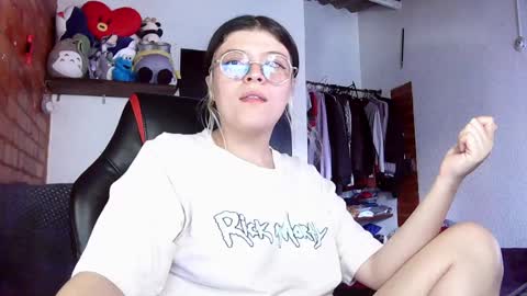Snapshot of emily_katz chatting on February 8, 4:14 pm Julieta online show from February 8, 4:14 pm