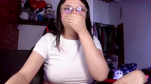 Snapshot of emily_katz chatting on February 9, 4:40 pm Julieta online show from February 9, 4:40 pm
