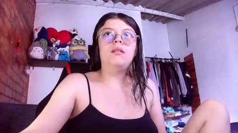 Snapshot of emily_katz chatting on February 13, 4:07 pm Julieta online show from February 13, 4:07 pm