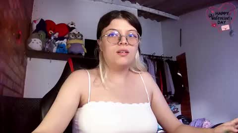 Snapshot of emily_katz chatting on February 14, 7:02 pm Julieta online show from February 14, 7:02 pm