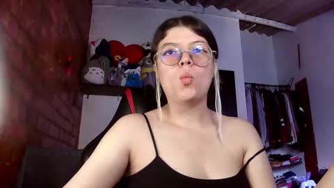 Snapshot of emily_katz chatting on February 18, 3:21 pm Julieta online show from February 18, 3:21 pm