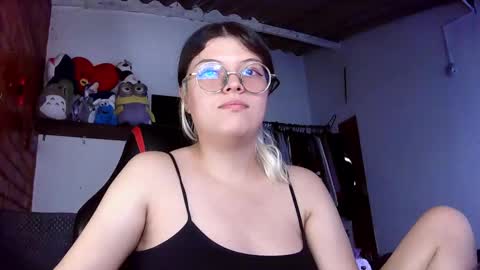 Snapshot of emily_katz chatting on February 18, 6:26 pm Julieta online show from February 18, 6:26 pm