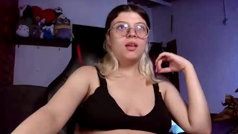 Snapshot of emily_katz chatting on February 23, 4:02 pm Julieta online show from February 23, 4:02 pm