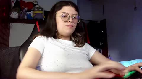Snapshot of emily_katz chatting on February 26, 10:31 pm Julieta online show from February 26, 10:31 pm