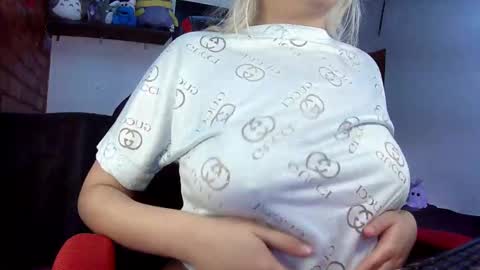 Snapshot of emily_katz chatting on March 6, 6:16 pm Julieta online show from March 6, 6:16 pm