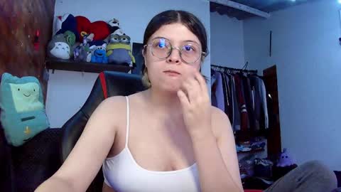 Snapshot of emily_katz chatting on March 8, 9:29 pm Julieta online show from March 8, 9:29 pm