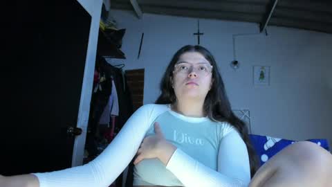Snapshot of emily_katz chatting on June 19, 1:15 pm Julieta online show from June 19, 1:15 pm