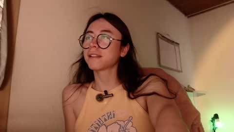 Snapshot of emily_pearl_ chatting on December 6, 9:02 pm emily_pearl_ online show from December 6, 9:02 pm