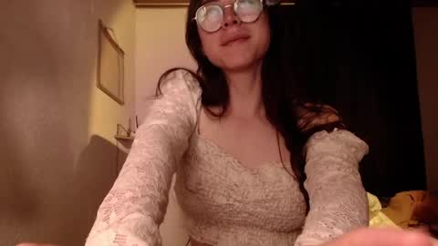 Snapshot of emily_pearl_ chatting on December 15, 11:42 pm emily_pearl_ online show from December 15, 11:42 pm