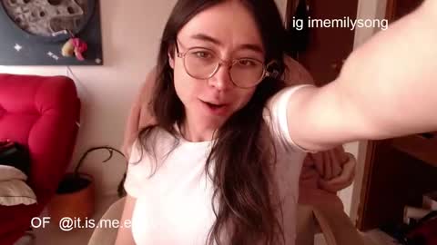 Snapshot of emily_pearl_ chatting on February 14, 7:32 pm emily_pearl_ online show from February 14, 7:32 pm