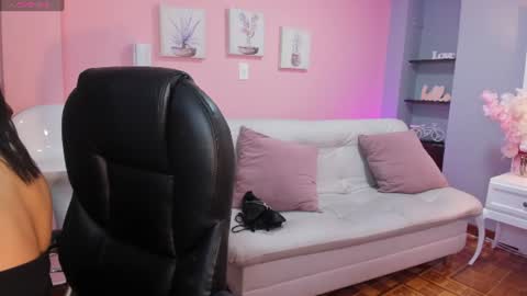 Snapshot of emily_roberts1 chatting on August 8, 12:29 pm Emily online show from August 8, 12:29 pm