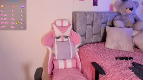 Snapshot of emily_vaughan chatting on May 27, 11:46 pm Emily. online show from May 27, 11:46 pm