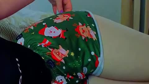 Snapshot of emilyart_ chatting on December 2, 9:06 pm artist Emily online show from December 2, 9:06 pm