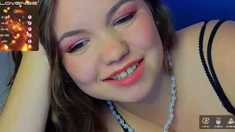 Snapshot of emilyart_ chatting on December 22, 9:09 pm artist Emily online show from December 22, 9:09 pm