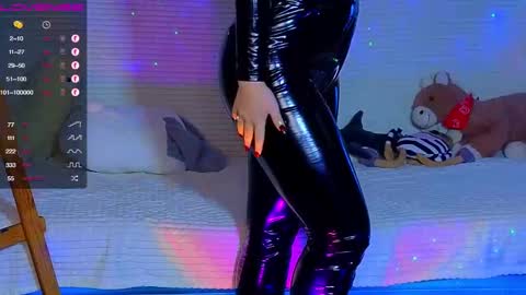 Snapshot of emilyart_ chatting on February 1, 9:40 pm artist Emily online show from February 1, 9:40 pm