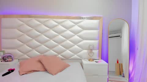 Snapshot of emilyclay_1 chatting on March 20, 9:52 pm Sweet Emily online show from March 20, 9:52 pm