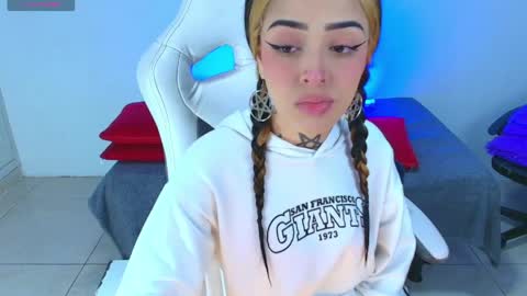 Snapshot of emilydaft chatting on April 19, 10:12 pm fari online show from April 19, 10:12 pm