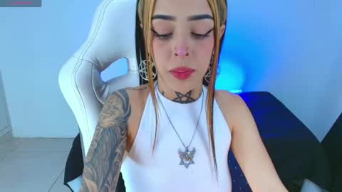 Snapshot of emilydaft chatting on April 25, 7:44 pm fari online show from April 25, 7:44 pm
