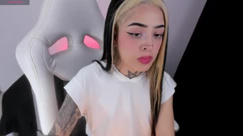 Snapshot of emilydaft chatting on May 16, 12:40 am fari online show from May 16, 12:40 am