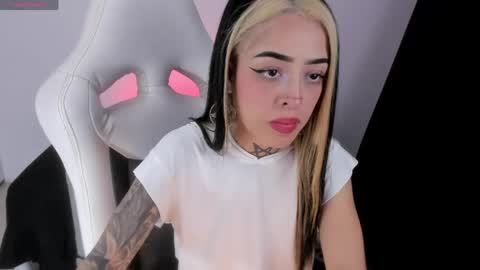 Snapshot of emilydaft chatting on May 16, 12:51 am fari online show from May 16, 12:51 am