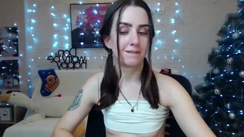 Snapshot of emilylayer chatting on December 13, 4:22 am Emyli online show from December 13, 4:22 am