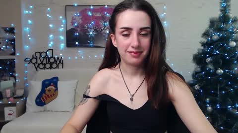 Snapshot of emilylayer chatting on December 25, 9:00 pm Emyli online show from December 25, 9:00 pm