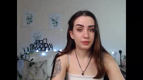 Snapshot of emilylayer chatting on January 18, 3:31 am Emyli online show from January 18, 3:31 am