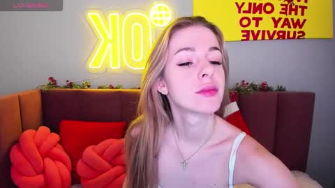 Snapshot of emilymagnificent chatting on January 7, 1:30 am emilymagnificent online show from January 7, 1:30 am