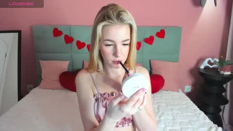Snapshot of emilymagnificent chatting on February 10, 1:43 am emilymagnificent online show from February 10, 1:43 am