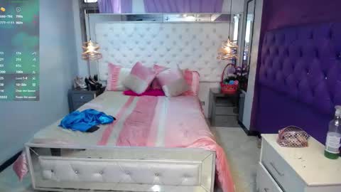 Snapshot of emilysander_ chatting on December 3, 7:00 pm Emily online show from December 3, 7:00 pm