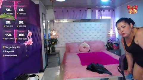 Snapshot of emilysander_ chatting on December 19, 6:56 pm Emily online show from December 19, 6:56 pm