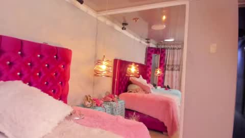 Snapshot of emilysander_ chatting on December 21, 5:58 am Emily online show from December 21, 5:58 am