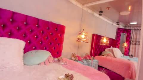 Snapshot of emilysander_ chatting on December 21, 9:01 am Emily online show from December 21, 9:01 am